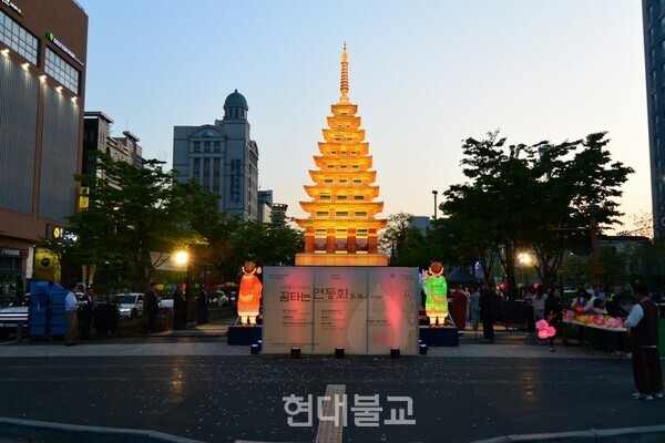 전주역 앞 마중길에 불을 밝힌 부처님 오신날 봉축기원탑
