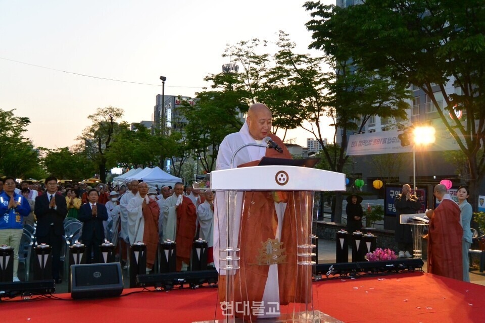 집행위원장 덕림스님이 깨달음의 사회화 발원문을 낭독하고 있다