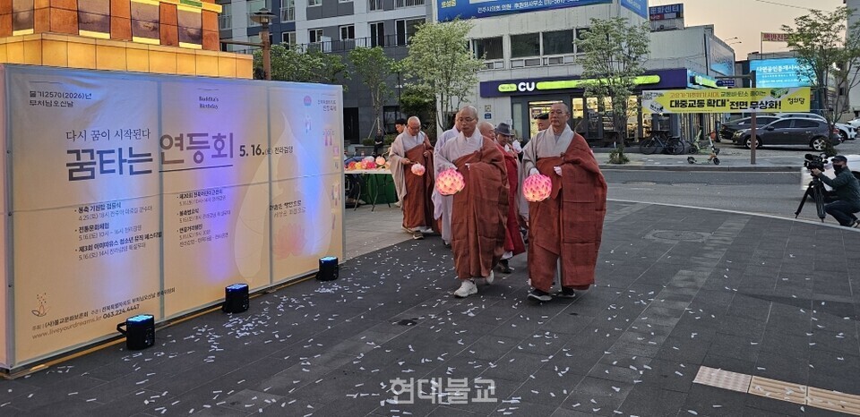 공동봉축위원장 경우스님과 화평스님이 탑돌이를 하고 있다