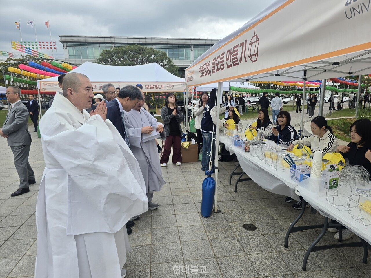 ������� 4�� 28�� ������ ���忡�� ù �ұ����Ƹ� �ڶ�ȸ�� �����ߴ�. ������ �̻��� ���� ���԰� �б� �ֿ� �����ڵ��� �ν��� ã�� �ݷ��ϴ� ���.