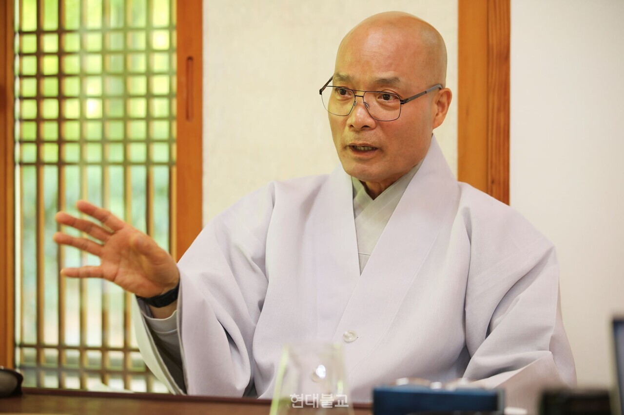 경우 스님은… 태허 스님을 은사로 출가해 1985년 자운 스님을 계사로 사미계를, 1989년 자운 스님을 계사로 구족계를 수지했다. 순창 만일사·경기도 광주 장경사 주지를 비롯해 조계종 총무원 감사국장·호법국장·사서실장, 중앙종회 사무처장, 제15·16대 중앙종회의원 등을 역임했다. 현재 동국대학교 이사이며, 2015년부터 제24교구본사 선운사 주지 소임을 맡고 있다.