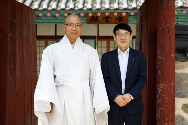 경우 스님과 한명우 현대불교신문 대표이사가 대담 후 기념촬영을 하고 있다.
