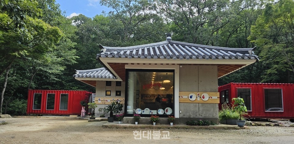 선운사는 템플스테이관 앞 산책로 앞 편의시설을 전면 개보수해 불교문화 공간인 카페 ‘빨간 목탁’을 오픈했다.