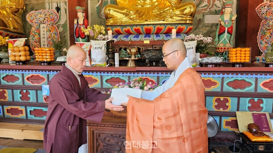 선운사 주지 경우스님이 단기출가학교 참가자에게 발우를 증정하고 있다