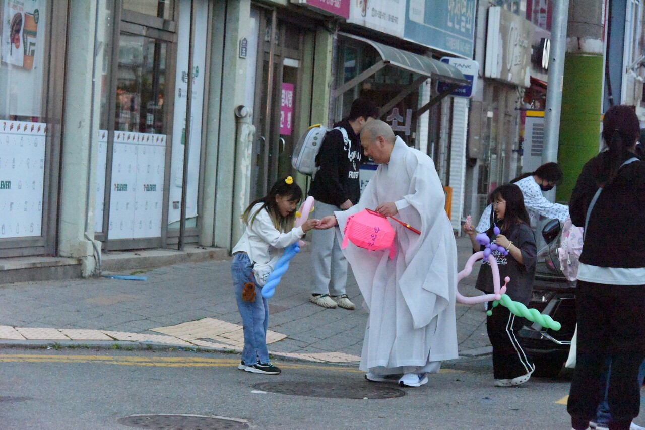 이날 여수불교사암연합회는 시민들에게 단주 3000개를 나눠줬다.