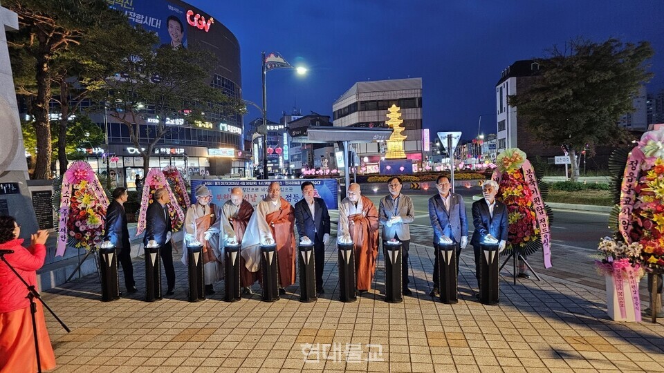정읍불교사암연합회는 4월 30일 정읍시 연지아트홀 로터리 광장에서 불기 2570년 부처님 오신 날 봉축기원탑 점등법회를 봉행했다