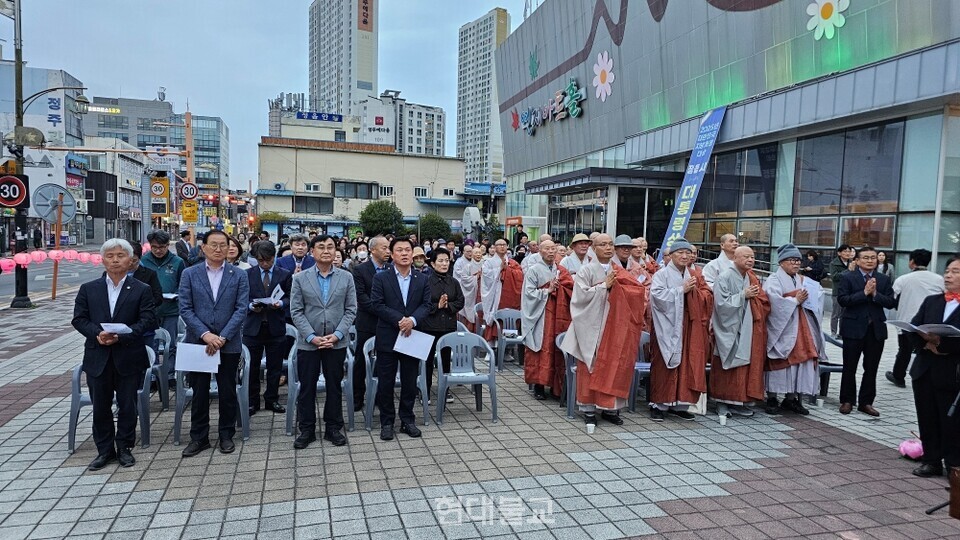 정읍 봉축기원탑 점등법회에 참석한 사부대중이 삼귀의를 하고 있다