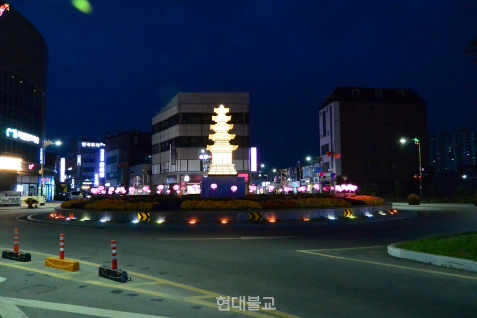 정읍 연지아트홀 원형교차로에 불을 밝힌 봉축기원탑