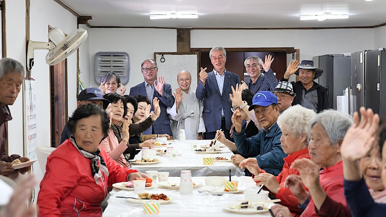 아산 송암사, 어버이날 어르신 초청 점심 공양 - 뉴스 썸네일 이미지