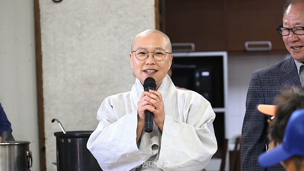 아산 송암사 주지 경진 스님.