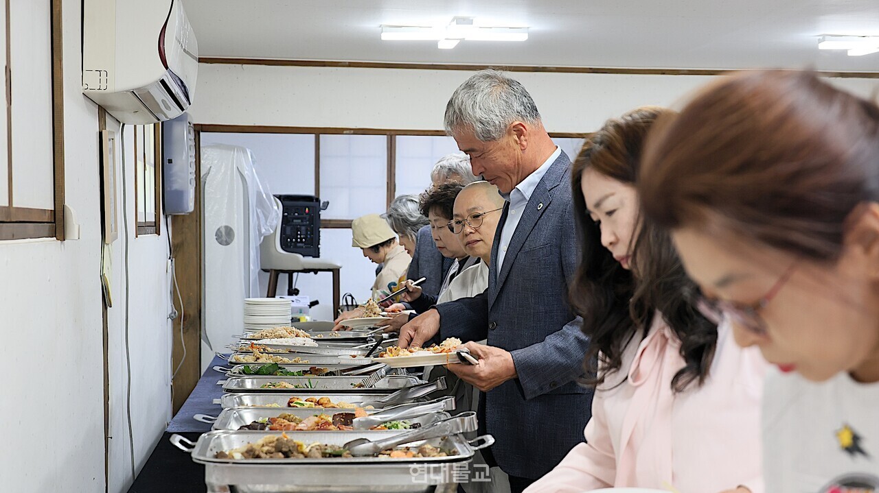 아산 송암사는 5월 8일 어버이날을 맞아 외암마을 어르신들을 초청해 점심 식사를 대접했다.