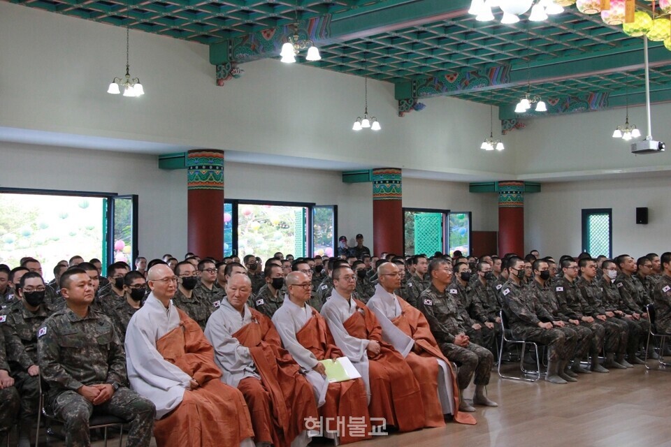 조계종 제24교구 본사 선운사는 5월 9일 육군 제35보병사단 호국 충경사에서 장병 수계식과 부처님오신날 봉축 점등 법회를 봉행했다.