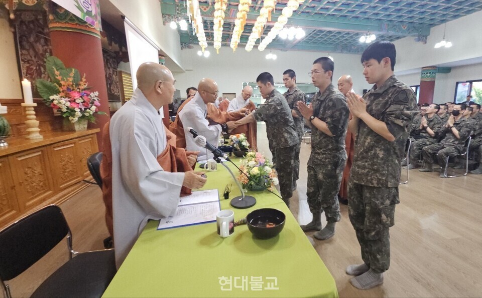 전계사 경우스님이 수계자 대표들에게 연비하고 있다