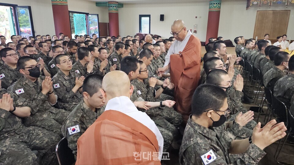 법회에 동참한 장병들이 연비하고 있다