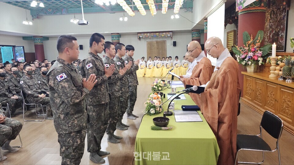 수계자 대표장병들이 전계사 경우 스님으로부터 수계첩과 합장주를 받고 있다