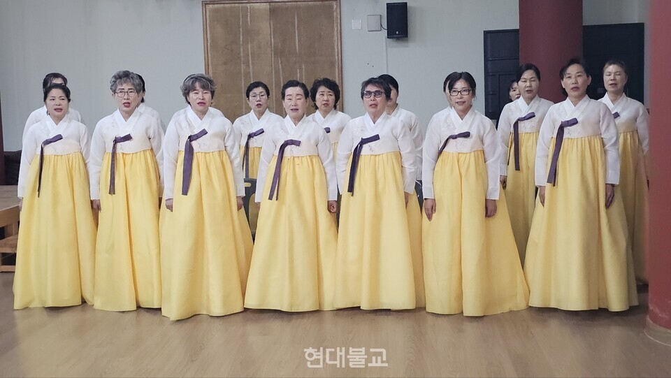 선운사 보은합창단은 어머니의 마음으로 축가를 불러주며 장병들의 수계를 축하했다