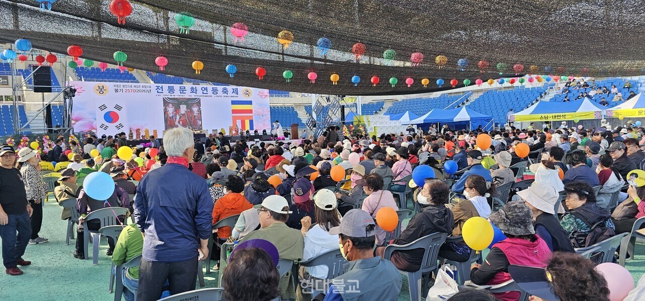 원주봉축위원회의 '제56회 전통문화연등축제'에는 시민·불자 등 사부대중 2천여 명이 동참해 봉축의 의미를 함께 나누며 원주 지역 대표 전통문화축제의 위상을 확인했다.