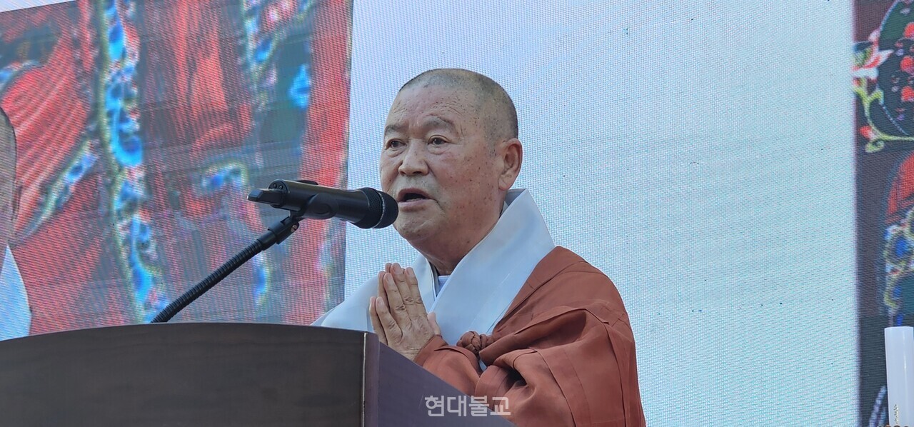 봉축법요식에서 원주불교사암연합회 고문 현각 스님이 법문을 하고 있다.