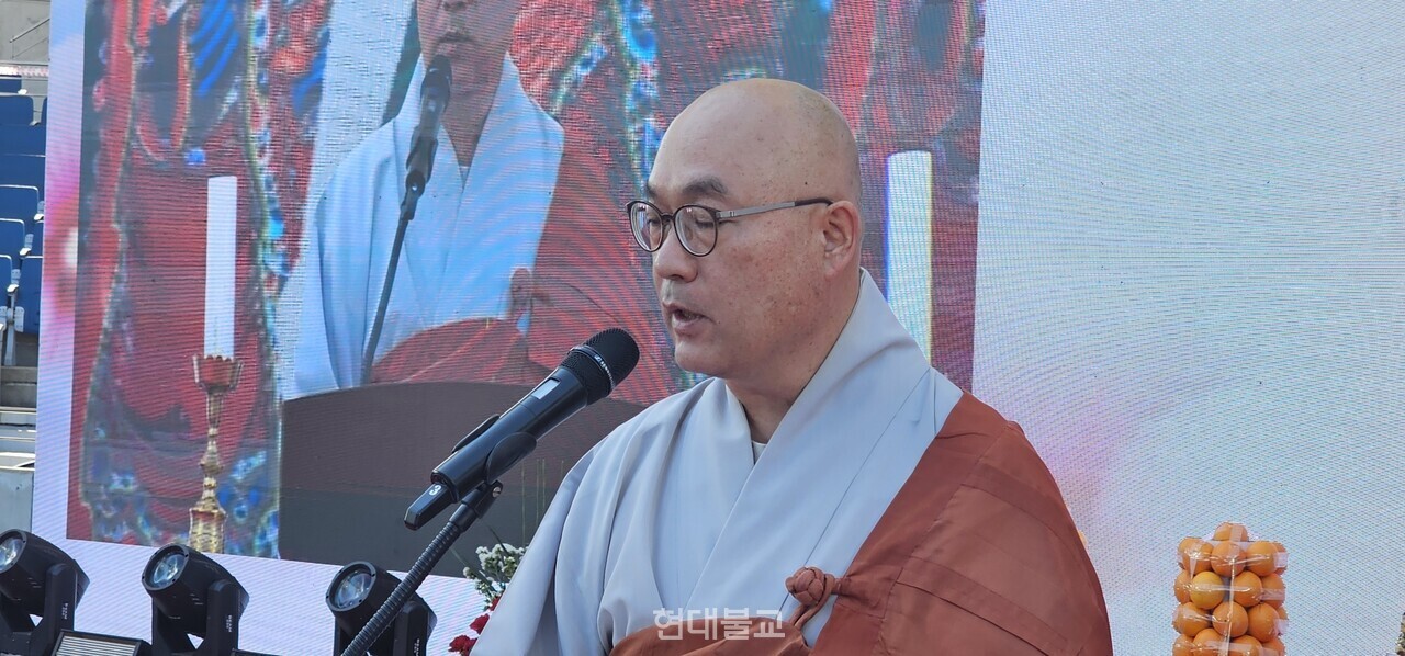 원주불교봉축위원회 봉축위원장 해공 스님이 봉축사를 하고 있다.