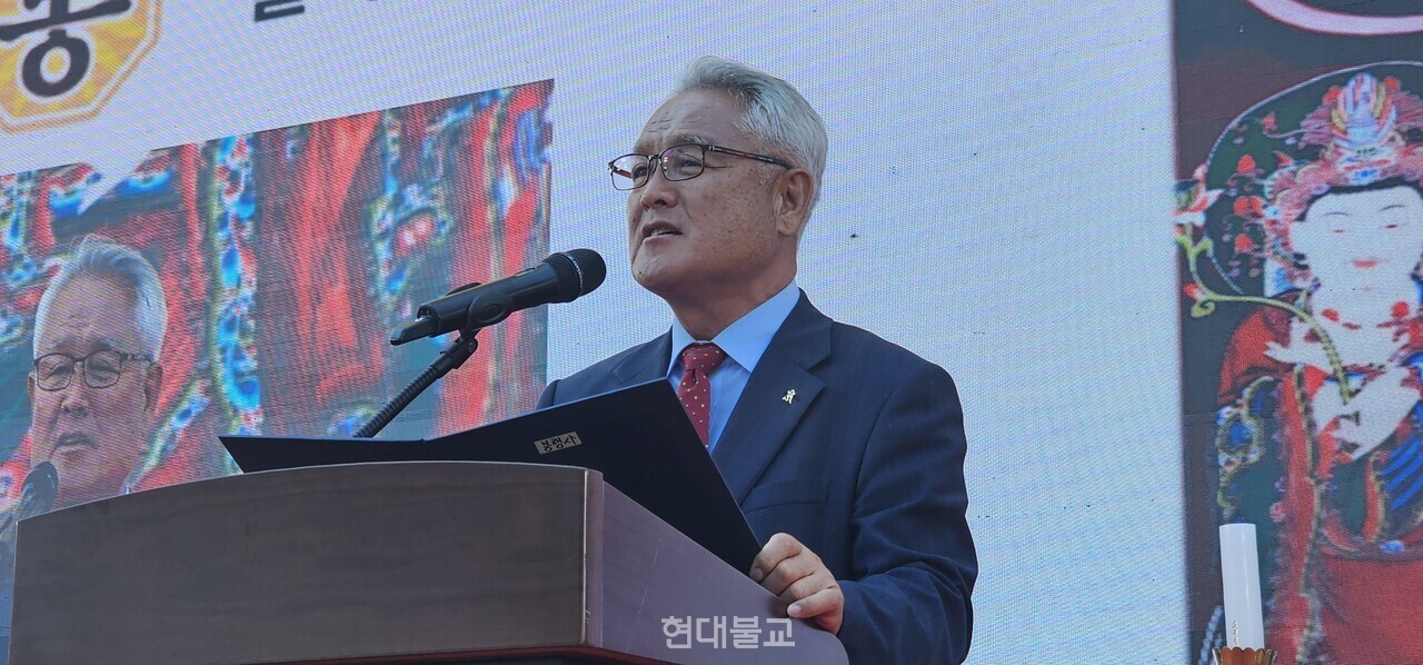 원건상 원주불교신도연합회장이&nbsp;봉행사를 하고 있다.