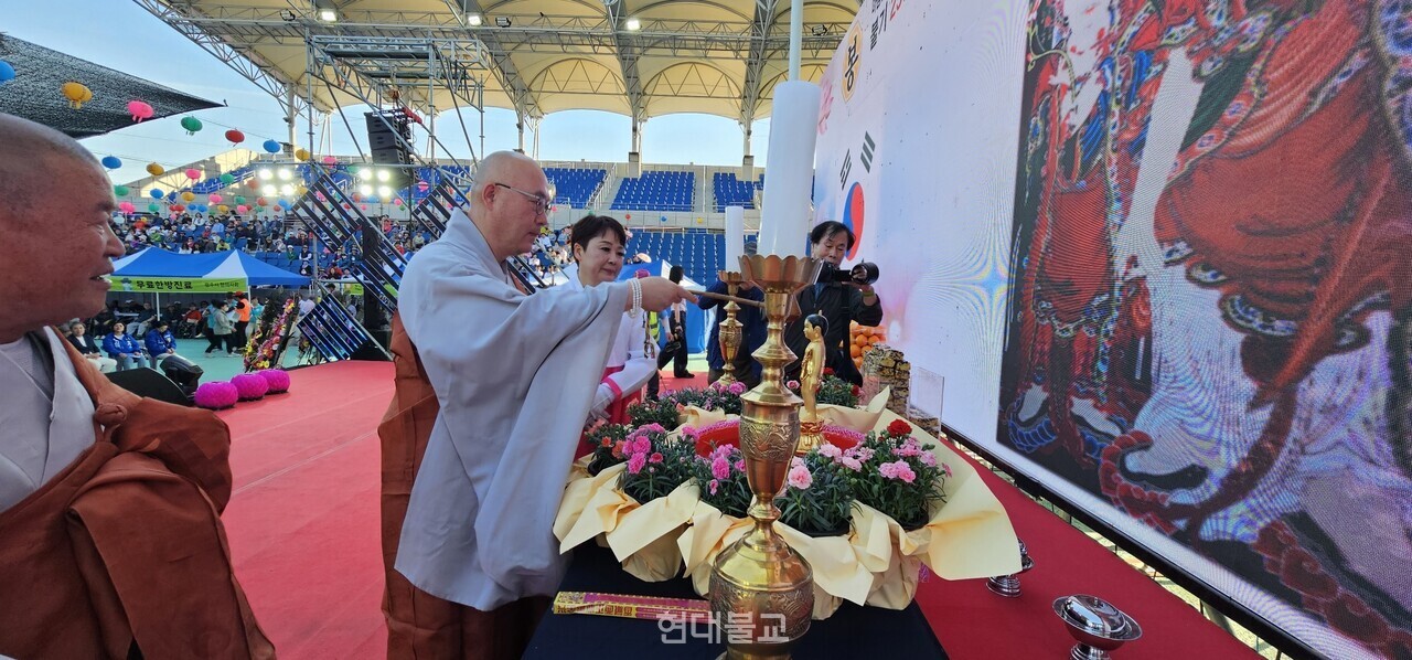 봉축위원장 구룡사 주지 해공 스님이 관불의식을 하고 있다.