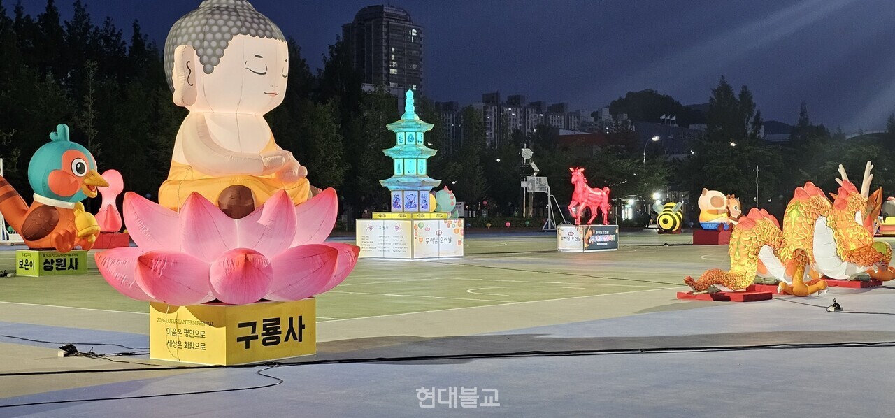 5월 12일까지 전시되는 각종 형태의 봉축등.
