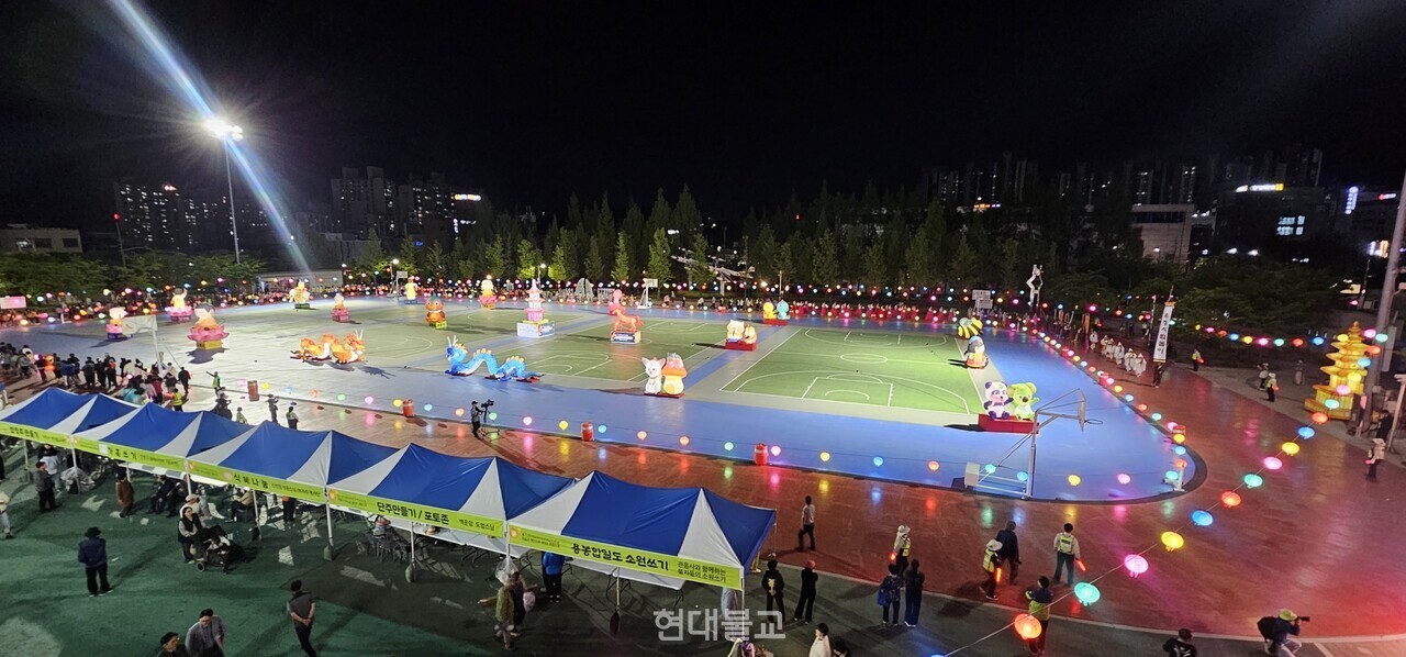 원주불교봉축위원회의 '제56회 전통문화로 연등축제'는 모두가 함께하는 탑돌이로 마무리됐다.