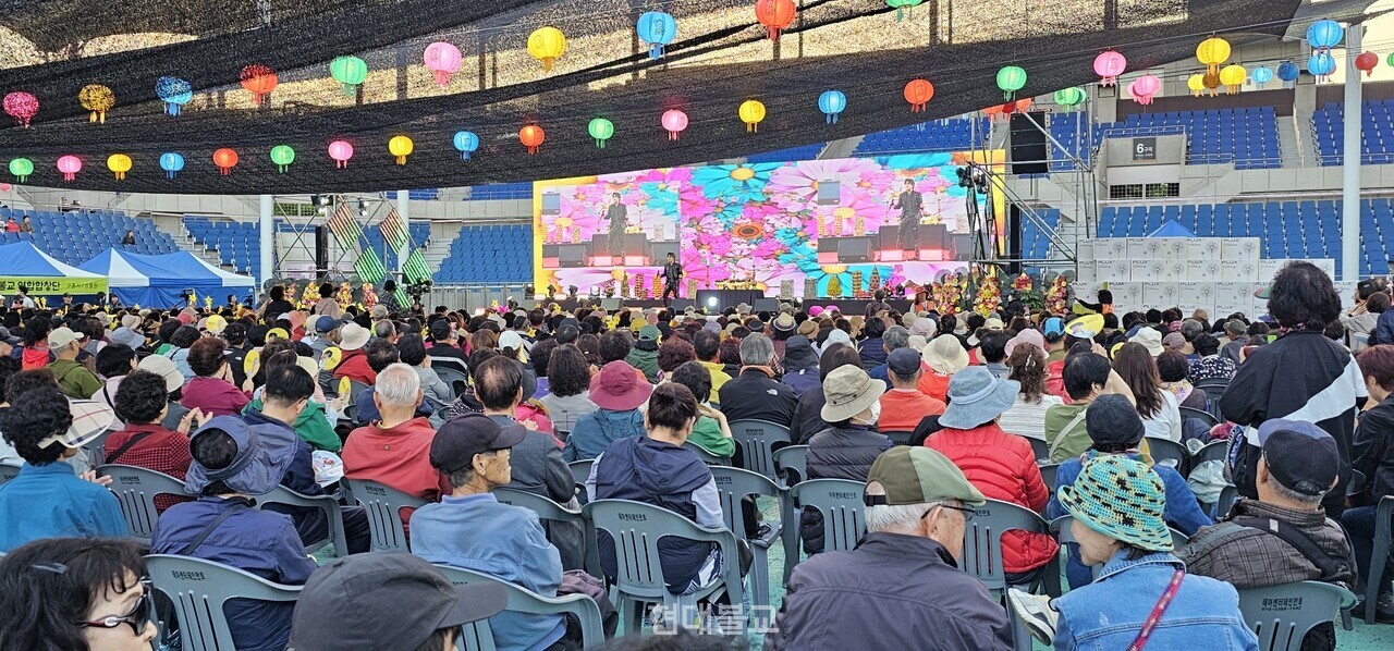 축하공연마당에서 유명 가수의 무대공연이 이어져 많은 호응을 받았다.