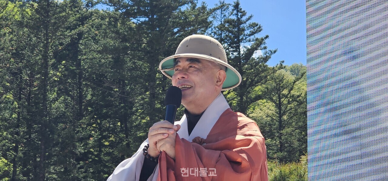 ‘금강연 수륙방생 대법회’에서 월정사 주지 정념 스님이 법문을 하고 있다.