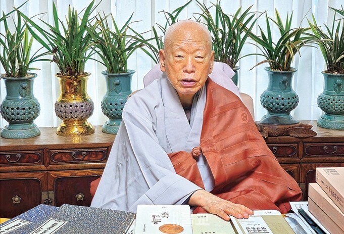 월정사 조실에 추대된 연암 현해 대종사. 현대불교 자료사진.