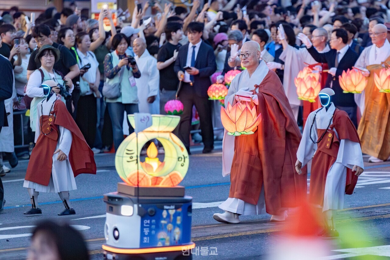 '로봇 스님' 이끈 연등행렬…AI로 시대 견인하다