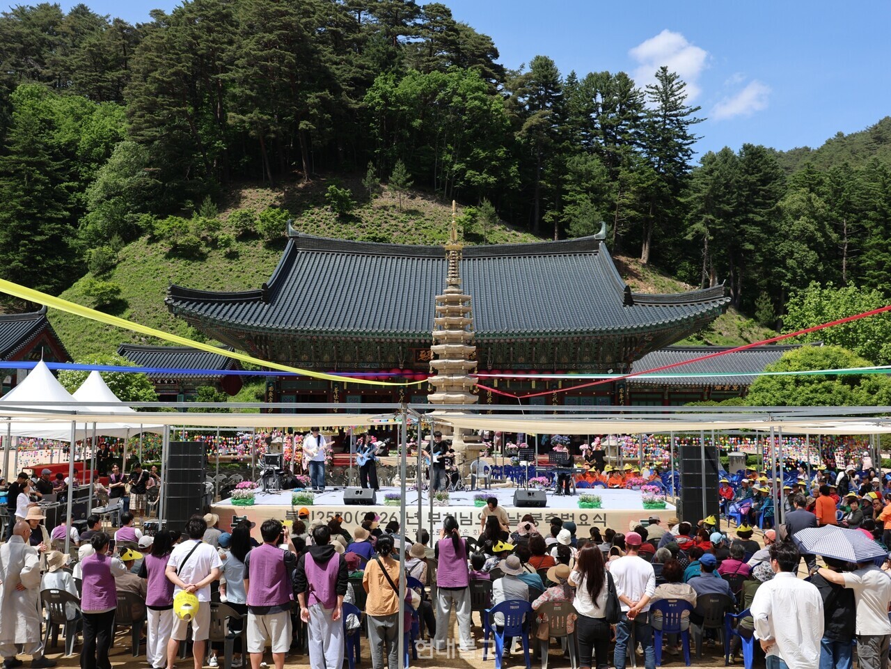 2부 행사로 축하공연이 진행되고 있다.
