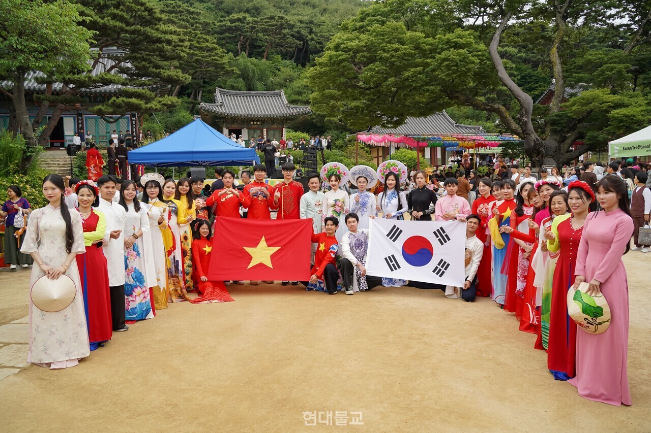 강화 전등사가 6월 7일 이주민과 지역주민이 함께 어울리는 제21회 이주민 문화축제 ‘아시아는 친구’를 개최했다. 
