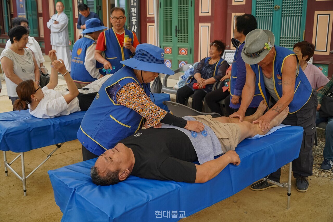진료 부스에서 참여자들이 무료 의료서비스를 받고 있다. 