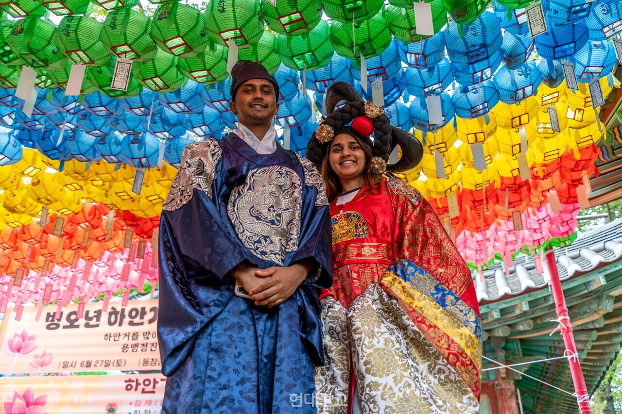 이주민들이 한국전통의상을 입고 축제를 즐기는 모습.