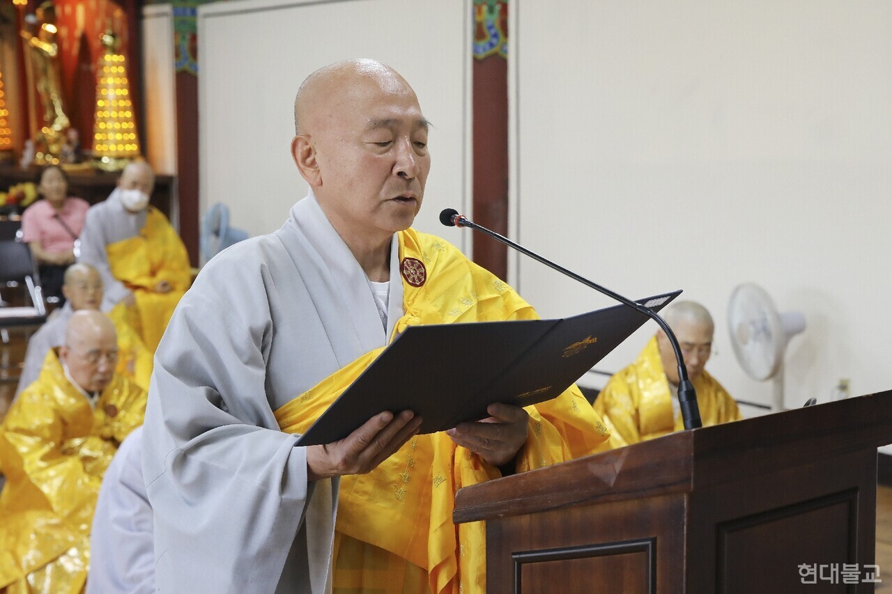종회의장 도정 스님이 상축을 하고 있다.