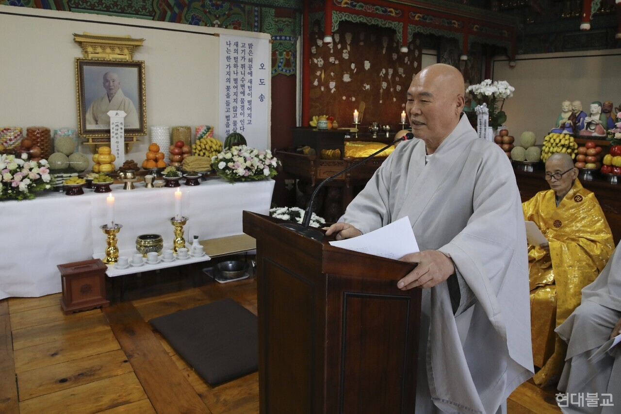 단상에 오른 원로의원 법성 스님이 추모사를 전하고 있다.
