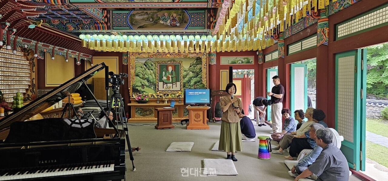 진행을 맡은 경희대학교 후마니타스칼리지 교수이자 피아니스트인 조은아 교수가 행사의 내용을 설명하고 있다.