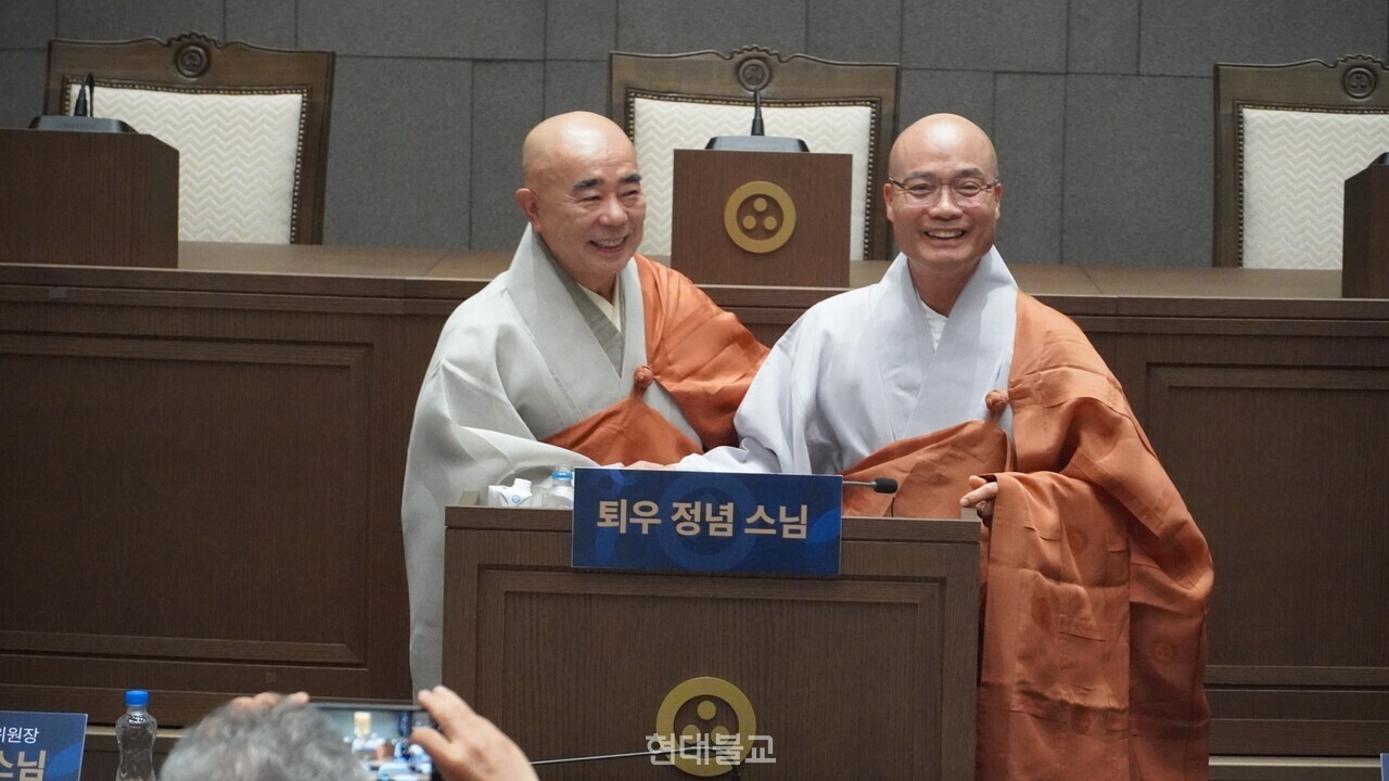 기자회견 후 정념 스님과 경우 스님이 악수하며 웃어보이고 있다.&nbsp;