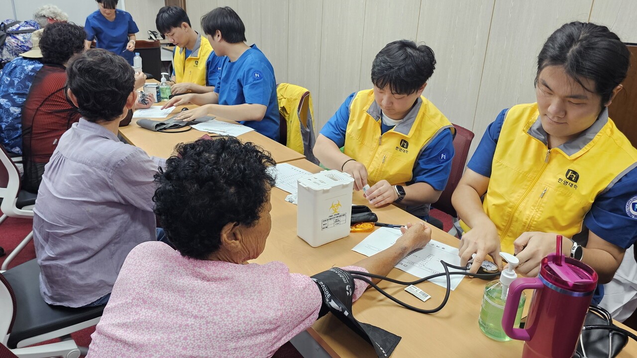여수시보건소와 한영대학교 봉사동아리도 참여해 어르신들의 건강 상담과 검진을 지원했다.