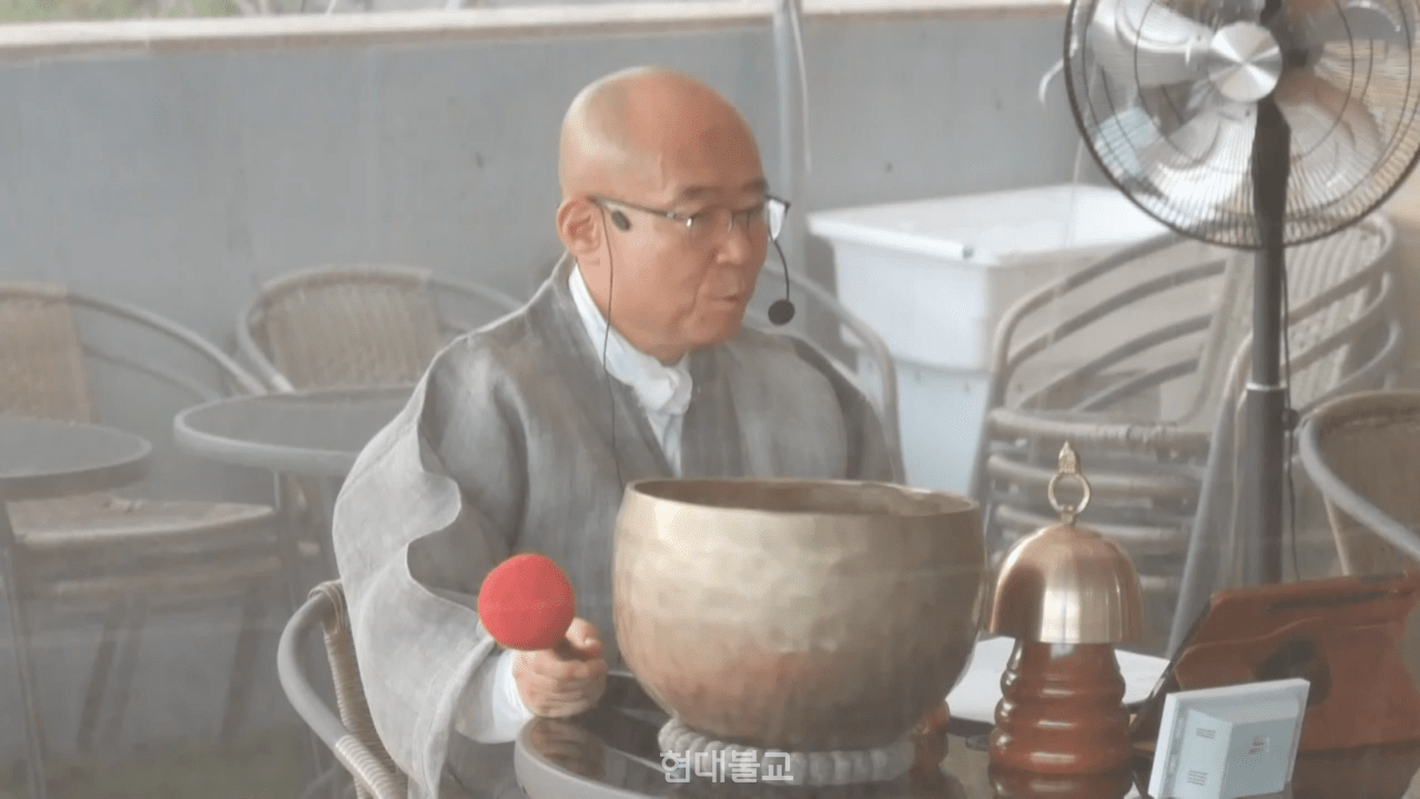 김해 불인사 주지 송산 스님이 명상을 지도하고 있다.