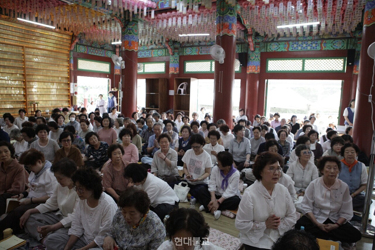 설법전을 가득 메운 사부대중이 정념 스님의 법문에 귀를 기울이며 참된 천도의 의미를 되새기고 있다.
