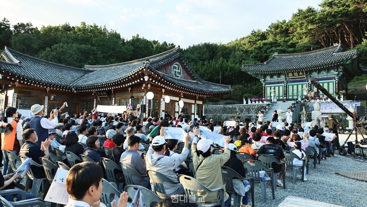 아산 송암사서 만난 디즈니...세대 잇는 달빛음악회 - 뉴스 썸네일 이미지