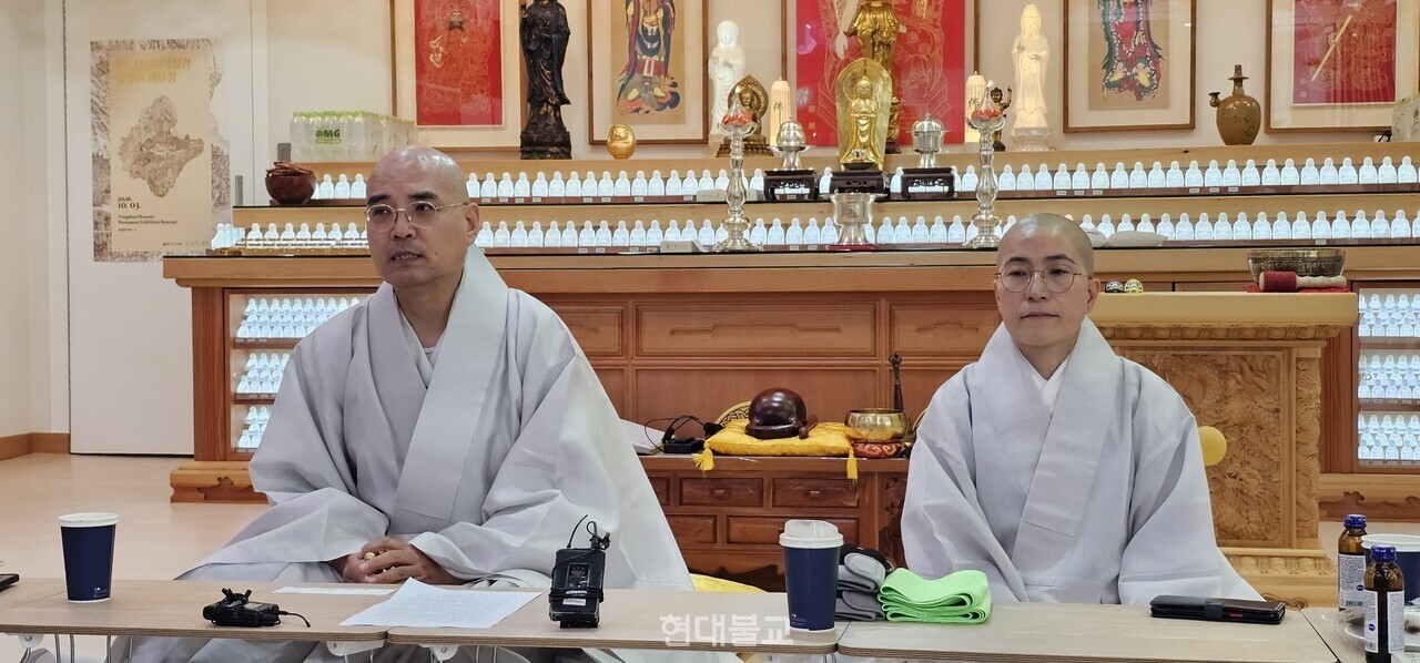 월정사 금강경봉찬기도회 회장 자현 스님(왼쪽)과 기도신행국장 승우 스님은 9월 28일 서울 불교문화원에서 기자간담회를 열고 10월 10일 오대산 월정사 전나무숲길 일원에서 ‘금강경봉찬기도 삼보일배’를 봉행한다고 밝혔다.