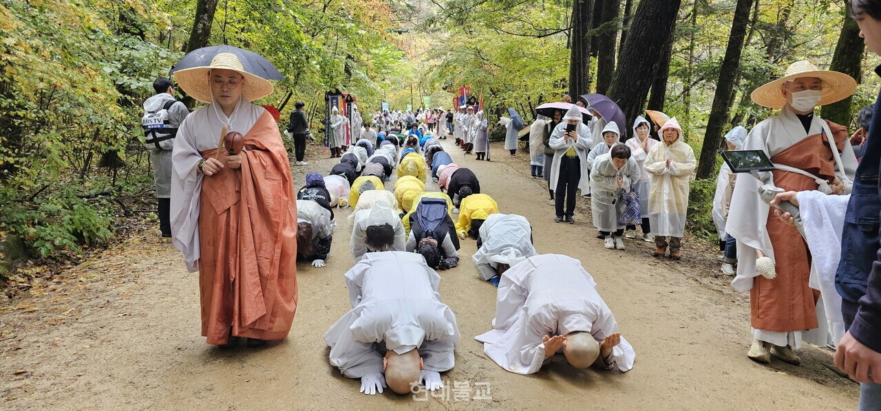 지난해 열린 오대산문화축전 삼보일배. 현대불교 자료사진