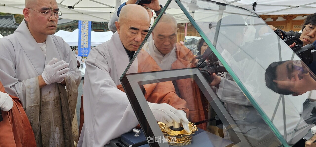 지난해 오대산문화축전에서 금강경봉찬기도회가 삼보일배로 이운한 진신사리를 특설단에 봉안하고 있는 주지 정념 스님(가운데). 현대불교 자료사진