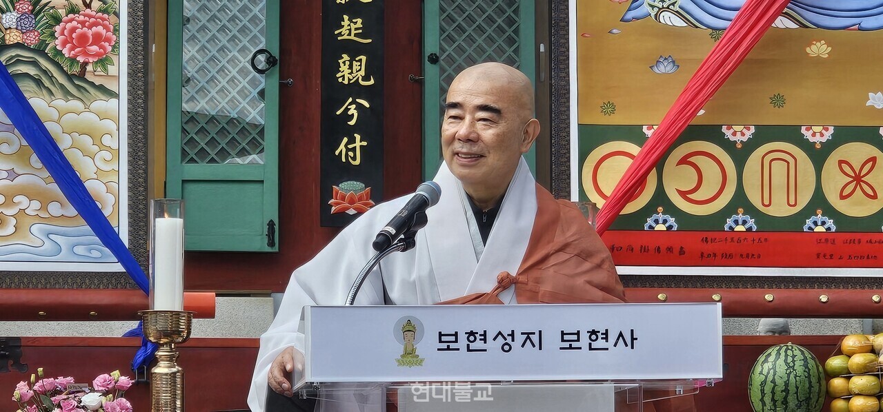 월정사 회주 정념 스님이 법문하고 있다.