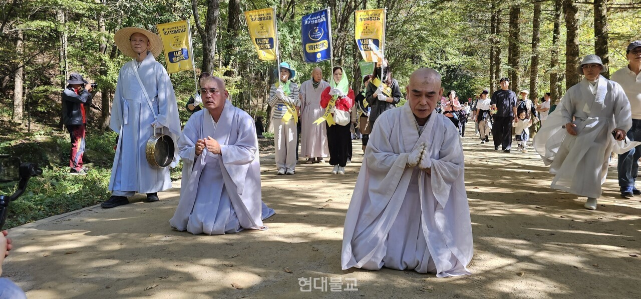 월정사 금강경봉찬기도회는 10월 10일 5000여 명이 동참한 가운데 '2026 오대산문화축전'의 일환으로 부처님 진신사리 이운 삼보일배를 진행했다.