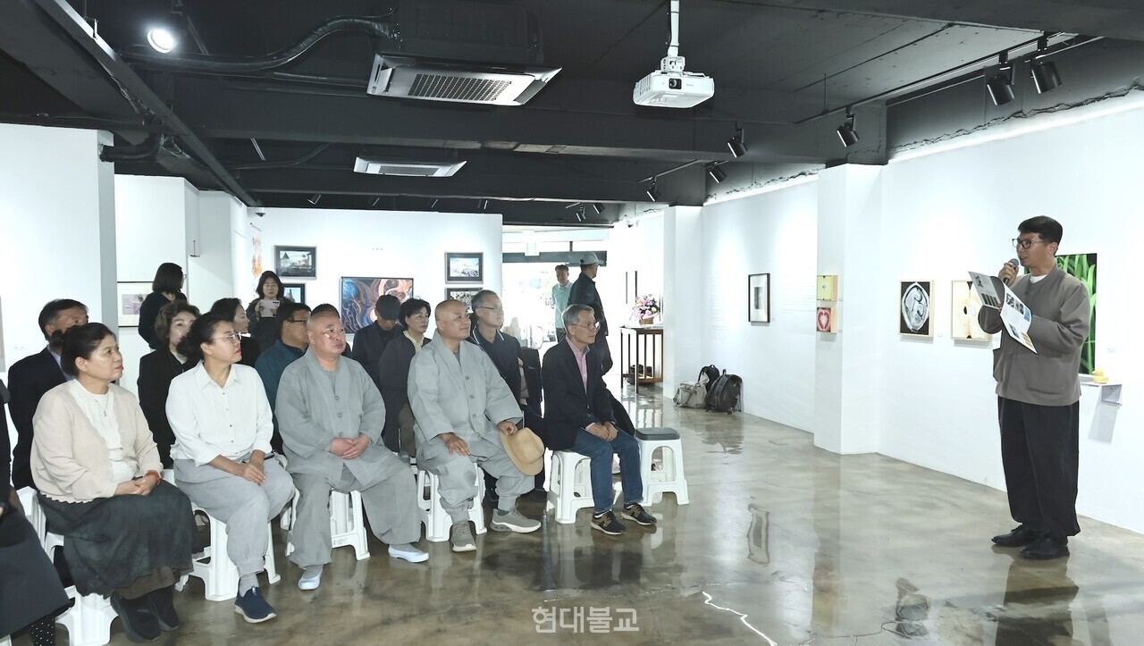 공주 신원사 예술인연합회는 10월 17일 공주 갤러리 눈에서 ‘제3회 신원사 예술인연합회 작품전시회’ 개막식을 개최했다.