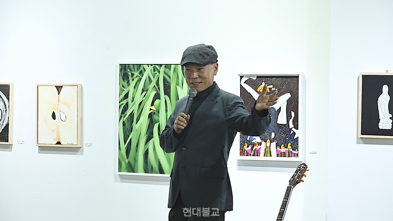 이민호 작가가 자신의 작품을 설명하고 있다.